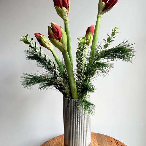 Euonymus White Spire arrangement in vaas